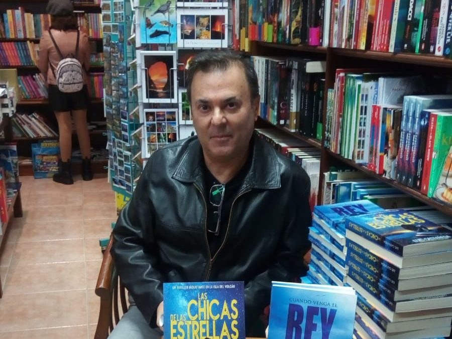 Éxito en la firma de libros en Librería Papiro, Santa Cruz de La Palma, durante la Noche de las Estrellas